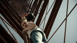 Becky (Grace Caroline Currey) klettert &uuml;ber rostige Leitern, deren Schrauben locker sind, auf den hohen Turm.