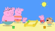 Heute besuchen Peppa (re.) und ihre Familie den Strand. Peppa zeigt Mama, Papa und Schorsch (li.), wie toll sie Sandburgen bauen kann. Zusammen mit all ihren Freunden bauen sie eine gro&szlig;e Sandburg.