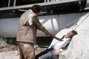 Der Drogenbaron Franz Sanchez (Robert Davi, l.) l&auml;sst James Bonds (Timothy Dalton) besten Freund und frisch angetraute Ehefrau kaltbl&uuml;tig ermorden. Bond schw&ouml;rt auf Rache und begibt sich auf eine gef&auml;hrliche Mission...