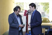 Hoteldirektor Mark Braun (Arne Stephan, r.) steckt in der Klemme: Das plötzliche Auftauchen seines Bruders Philip bedeutet nichts Gutes. Um Manu Berlett als Spionin zu gewinnen, übernimmt er bei ihrem Vermieter (Hussi Kutlucan, l.) ihre Mietschulden ... Hoteldirektor Mark Braun (Arne Stephan, r.) steckt in der Klemme: Das plötzliche Auftauchen seines Bruders Philip bedeutet nichts Gutes. Um Manu Berlett als Spionin zu gewinnen, übernimmt er bei ihrem Vermieter (Hussi Kutlucan, l.) ihre Mietschulden ...