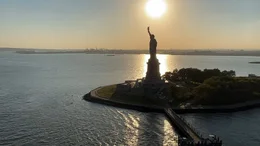 Blick auf die Freiheitsstatue im Gegenlicht.
