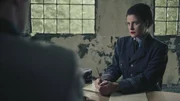 Vera Atkins (Sian Altman) verh&ouml;rt Max Wassmer (Kieran Wesley)