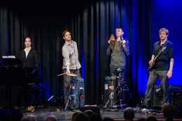 Schauspielerische Wucht in Kombination mit fulminanter Musikalit&auml;t und ungebremster Lust am Skurrilen, das sind die Komponenten, aus denen das neue Ensemble der Lach- und Schie&szlig;gesellschaft gestrickt ist.