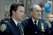 Burt Grusinsky (Robert Duvall, 2.v.r.) ist stolz auf seinen Sohn Joseph (Mark Wahlberg, 2.v.l.), der wie er eine Karriere beim New York Police Department verfolgt.