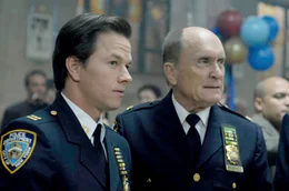Burt Grusinsky (Robert Duvall, 2.v.r.) ist stolz auf seinen Sohn Joseph (Mark Wahlberg, 2.v.l.), der wie er eine Karriere beim New York Police Department verfolgt.