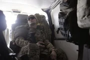 Andriy Khlyvnyuk, S&auml;nger der Band BoomBox, auf dem Weg zur Frontlinie im S&uuml;den der Ukraine. Wie viele ukrainische K&uuml;nstler k&auml;mpft er an zwei Fronten: im Sch&uuml;tzengraben und in der Kunst.