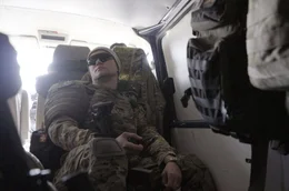 Andriy Khlyvnyuk, S&auml;nger der Band BoomBox, auf dem Weg zur Frontlinie im S&uuml;den der Ukraine. Wie viele ukrainische K&uuml;nstler k&auml;mpft er an zwei Fronten: im Sch&uuml;tzengraben und in der Kunst.