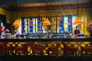 In der nach Majorelle benannten Hotelbar sticht der typische Blauton hervor, den der Künstler in Marrakesch entwickelt hat. In der nach Majorelle benannten Hotelbar sticht der typische Blauton hervor, den der Künstler in Marrakesch entwickelt hat.