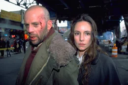 Im Jahr 2035 wird der Schwerverbrecher James Cole (Bruce Willis) in die Vergangenheit geschickt, um die Ursache einer Katastrophe zu ergr&uuml;nden. Nach mehreren Fehlschl&auml;gen kommt Cole mit Hilfe der Psychiaterin Kathryn Railly (Madeleine Stowe) im Jahr 1996 dem Geheimbund der '12 Monkeys' auf die Spur...