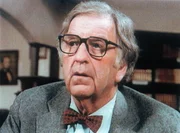 Ein Knall schreckt Professor Thickett (Jacques Aubuchon) in seiner Bibliothek auf, dann geht das Licht aus. Ein Knall schreckt Professor Thickett (Jacques Aubuchon) in seiner Bibliothek auf, dann geht das Licht aus.