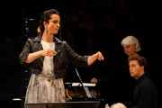 Die junge, aufstrebende Dirigentin Stine Sunström (Stephanie Stumph) soll in ihrer Heimatstadt das örtliche Orchester für ein Sommerkonzert dirigieren. Der junge Klaviersolist Oliver (Anselm Bresgott) ist von ihr begeistert. Die junge, aufstrebende Dirigentin Stine Sunström (Stephanie Stumph) soll in ihrer Heimatstadt das örtliche Orchester für ein Sommerkonzert dirigieren. Der junge Klaviersolist Oliver (Anselm Bresgott) ist von ihr begeistert.