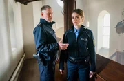 Im Foto (v.l.n.r.): Jens Riebold (Andreas Lust), Anna Stade (Paula Kroh) - Anna möchte ihren Fehler wieder gut machen und fragt Revierleiter Riebold nach Aufgaben. Im Foto (v.l.n.r.): Jens Riebold (Andreas Lust), Anna Stade (Paula Kroh) - Anna möchte ihren Fehler wieder gut machen und fragt Revierleiter Riebold nach Aufgaben.