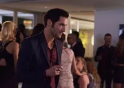 Lucifer (Tom Ellis) mischt sich unters Volk. Lucifer (Tom Ellis) mischt sich unters Volk.