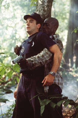 Der fl&uuml;chtige H&auml;ftling Mark Roberts (Wesley Snipes, r.) hat Special Agent John Royce (Robert Downey Jr.) in seiner Gewalt.