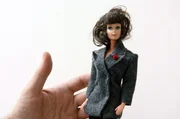 Martin Margiela zeigt eine Barbiepuppe mit YSL-Jackett, welches er f&uuml;r sie entworfen hat.