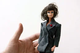 Martin Margiela zeigt eine Barbiepuppe mit YSL-Jackett, welches er f&uuml;r sie entworfen hat.