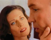Obwohl sie kurz vor der Scheidung stehen, will Sharon (Jennifer Hetrick, l.) ihrem Mann, Walter S. Skinner (Mitch Pileggi, r.), helfen, den schrecklichen Verdacht auszuräumen. Obwohl sie kurz vor der Scheidung stehen, will Sharon (Jennifer Hetrick, l.) ihrem Mann, Walter S. Skinner (Mitch Pileggi, r.), helfen, den schrecklichen Verdacht auszuräumen.