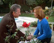 Quincy (Jack Klugman) hat sich in die frische Witwe Elizabeth (Darleen Carr) verliebt.