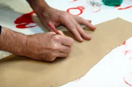 Martin Margiela mit einem Schnittmuster f&uuml;r eine Weste. Margielas konzeptuelle Herangehensweise an die Mode stellt alle &auml;sthetischen Grundannahmen seiner Zeit infrage.