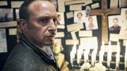 Semir (Erdogan Atalay) findet im Keller von Kochs Haus einen Schrein mit Bildern und Objekten, die auch seine Vergangenheit betreffen, als er pl&ouml;tzlich &uuml;berrascht wird...