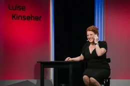 In einem fulminanten Figurenszenario spielt sich die vielfach preisgekr&ouml;nte Kabarettistin und Nockherberg-Bavaria Luise Kinseher in die Herzen des Publikums. Und zwar exakt so lange, bis die Zeit tats&auml;chlich stehen bleibt, wenigstens f&uuml;r einen Augenblick!