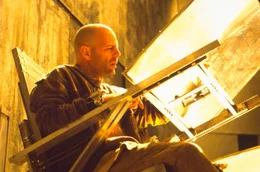 Auf seiner Mission, die Ursache einer weltweiten Virus-Epidemie zu ergr&uuml;nden, muss James Cole (Bruce Willis) mysteri&ouml;se R&auml;tsel l&ouml;sen, die immer neue &Uuml;berraschungen nach sich ziehen...