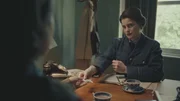 Vera Atkins (Sian Altman) übergibt Odette Bilder der anderen vermissten Agenten. Vera Atkins (Sian Altman) übergibt Odette Bilder der anderen vermissten Agenten.