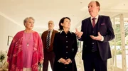 Horst Schulte-Bräucker (Herbert Knaup, re.) versucht in Anwesenheit seiner Frau Regine (Anke Sevenich, Mitte li.) die kulturelle Bildung von Werner (Ernst Stötzner, Mitte li.) und Anna (Katerina Jacob, li.) zu überprüfen. Horst Schulte-Bräucker (Herbert Knaup, re.) versucht in Anwesenheit seiner Frau Regine (Anke Sevenich, Mitte li.) die kulturelle Bildung von Werner (Ernst Stötzner, Mitte li.) und Anna (Katerina Jacob, li.) zu überprüfen.