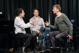 Schauspielerische Wucht in Kombination mit fulminanter Musikalit&auml;t und ungebremster Lust am Skurrilen, das sind die Komponenten, aus denen das neue Ensemble der Lach- und Schie&szlig;gesellschaft gestrickt ist.