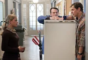 Der Lübecker Schlagersänger Hauke Österbotten wurde Opfer eines Mordanschlags. Sandra (Marie-Luise Schramm, l.), Ernst (Jürgen Uter, M.) und Finn (Sven Martinek, r.) rätseln im Revierflur über den Fall. Der Lübecker Schlagersänger Hauke Österbotten wurde Opfer eines Mordanschlags. Sandra (Marie-Luise Schramm, l.), Ernst (Jürgen Uter, M.) und Finn (Sven Martinek, r.) rätseln im Revierflur über den Fall.