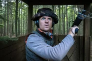 Eugen Polanski (Philipp Hochmair) hört statt der Vögel im Wald etwas ganz Anderes – einen Mord. Eugen Polanski (Philipp Hochmair) hört statt der Vögel im Wald etwas ganz Anderes – einen Mord.