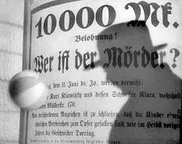 Ein Fandungsplakat ruft die B&uuml;rger der Stadt zur Mithilfe bei der Suche nach dem Kinderm&ouml;rder auf.