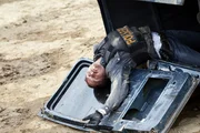 Semir (Erdogan Atalay) liegt ohnm&auml;chtig in dem Fluchtfahrzeug, in dem sich auch Van Bergen befindet und das Nina aus Rache in die Luft jagen will...