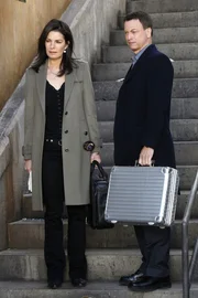 "The Ripple Effect" -- Det. Jo Danville (Sela Ward, left) and Det. Mac Taylor (Gary Sinise, right) investigate two seemingly unrelated deaths where separate trails of evidence lead to a surprisingly connected conclusion, on "CSI: NY".
