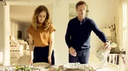 Karin (Katharina Schlothauer, li.) fürchtet, dass Jens (Golo Euler, re.) nicht wie sein Vater werden könnte. Karin (Katharina Schlothauer, li.) fürchtet, dass Jens (Golo Euler, re.) nicht wie sein Vater werden könnte.