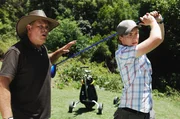 Lewis (Angus McLaren, re.) hat eigentlich keine Lust auf Golf. Doch er stellt sich besser an als gedacht. Zu gut f&uuml;r Dons (Alan David Lee) Geschmack.