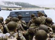 Truppen in einem LCVP-Landungsboot n&auml;hern sich am &bdquo;D-Day&ldquo;, dem 6. Juni 1944, dem Omaha Beach.