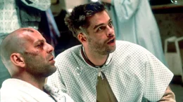 In einer Irrenanstalt begegnet Cole (Bruce Willis, li.) dem hyper-hektischen Jeffrey Goines (Brad Pitt), der dem Wahnsinn nahe ist....