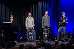 Schauspielerische Wucht in Kombination mit fulminanter Musikalit&auml;t und ungebremster Lust am Skurrilen, das sind die Komponenten, aus denen das neue Ensemble der Lach- und Schie&szlig;gesellschaft gestrickt ist.
