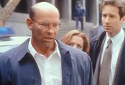 Der FBI-Vize-Direktor Walter Skinner (Mitch Pileggi, l.) wird von der Polizei verdächtigt, eine Prostituierte umgebracht zu haben. Obwohl Scully (Gillian Anderson, M.) und Mulder (David Duchovny, r.) versuchen, entlastende Beweise zu finden, zeigt sich Skinner wenig kooperativ. Der FBI-Vize-Direktor Walter Skinner (Mitch Pileggi, l.) wird von der Polizei verdächtigt, eine Prostituierte umgebracht zu haben. Obwohl Scully (Gillian Anderson, M.) und Mulder (David Duchovny, r.) versuchen, entlastende Beweise zu finden, zeigt sich Skinner wenig kooperativ.