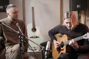 Taras Topolia, S&auml;nger der Band Antytila, in einem Musikstudio in Kiew: Noch nie waren ukrainische Kunst und Kultur so vital, so aktuell, aber auch so national wie seit dem Beginn des russischen Angriffskriegs gegen die Ukraine.
