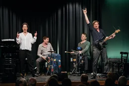 Schauspielerische Wucht in Kombination mit fulminanter Musikalit&auml;t und ungebremster Lust am Skurrilen, das sind die Komponenten, aus denen das neue Ensemble der Lach- und Schie&szlig;gesellschaft gestrickt ist.