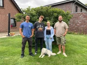 Nicholas und Julia sind seit Teenagerzeiten ein Paar und leben in einem gemeinsamen Haus mit Nicholas Vater. Von ihm haben sie auch den Garten übernommen, der aber gar nicht den Wünschen der beiden entspricht. Eine gemütliche Sitzecke rund um ihren geliebten Olivenbaum soll entstehen. Die Gartenprofis Marius Surmann und Davit Arican liefern Ideen dafür, die Nicholas und Julia aber selbst umsetzen wollen. Nicholas und Julia sind seit Teenagerzeiten ein Paar und leben in einem gemeinsamen Haus mit Nicholas Vater. Von ihm haben sie auch den Garten übernommen, der aber gar nicht den Wünschen der beiden entspricht. Eine gemütliche Sitzecke rund um ihren geliebten Olivenbaum soll entstehen. Die Gartenprofis Marius Surmann und Davit Arican liefern Ideen dafür, die Nicholas und Julia aber selbst umsetzen wollen.