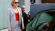 Mona (Anja Beatrice Dukas) hat durch den Verrat an ihrer Tochter Jule ihre vorzeitige Entlassung erwirkt und wird von M&uuml;hlfelds Chauffeur abgeholt.