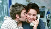 Conny (Kristin Lenhardt) und Olli (Eric Benz) sind sicher in Polen gelandet und telefonieren mit Jule. Conny (Kristin Lenhardt) und Olli (Eric Benz) sind sicher in Polen gelandet und telefonieren mit Jule.