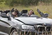 Bei der wilden Verfolgungsjagd auf die Drogenschmuggler sind Ben (Tom Beck, l.) und Semir (Erdogan Atalay) abgehoben und im Feld gelandet...