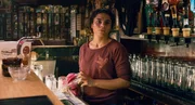 Ali (Alina Şerban) h&auml;lt sich mit einem Barjob im Boxclub &uuml;ber Wasser.