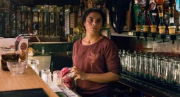 Ali (Alina Şerban) h&auml;lt sich mit einem Barjob im Boxclub &uuml;ber Wasser.