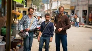 Die Backpacker Kevin (Alex Russell, l.), Yossi (Daniel Radcliffe, M.) und Marcus (Joel Jackson, r.) erkunden gemeinsam La Paz.