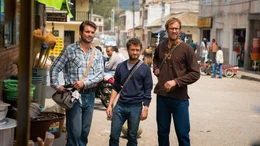 Die Backpacker Kevin (Alex Russell, l.), Yossi (Daniel Radcliffe, M.) und Marcus (Joel Jackson, r.) erkunden gemeinsam La Paz.